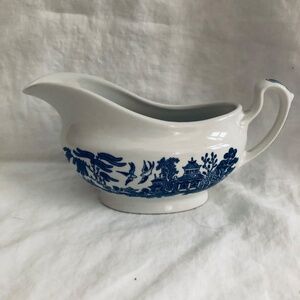 Churchill 1990s vintage Blue Willow gravy boat Georgian shape chinoiserie pagoda